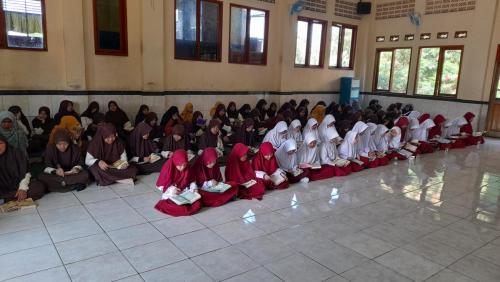 MI-Alfalah-Kopo-shalat-berjamaah-1