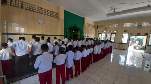 MI-Alfalah-Kopo-shalat-berjamaah-2