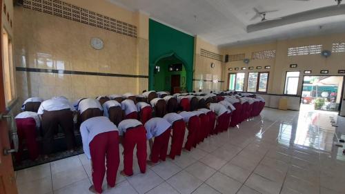 MI-Alfalah-Kopo-shalat-berjamaah-3