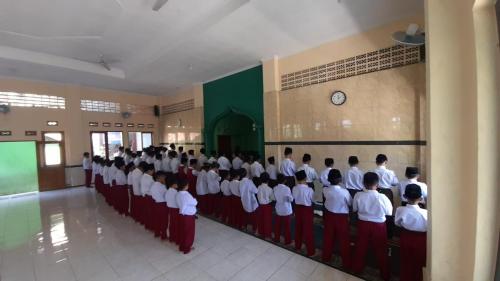 MI-Alfalah-Kopo-shalat-berjamaah-4