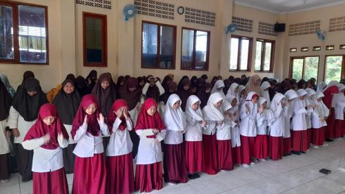 MI-Alfalah-Kopo-shalat-berjamaah-6