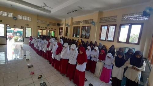 MI-Alfalah-Kopo-shalat-berjamaah-7