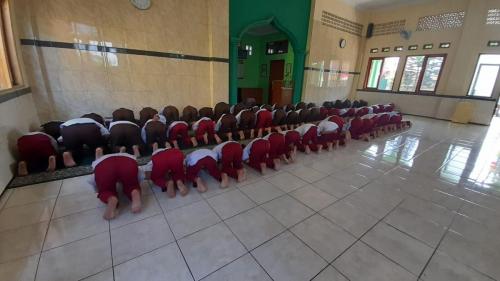 MI-Alfalah-Kopo-shalat-berjamaah-8