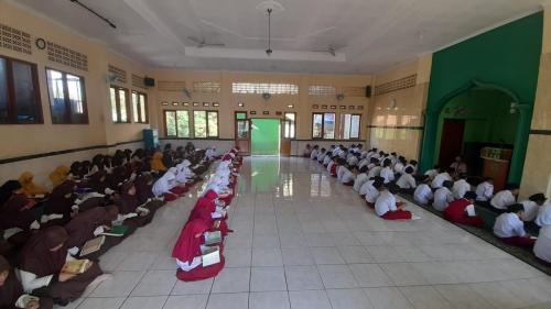 MI-Alfalah-Kopo-shalat-berjamaah-9